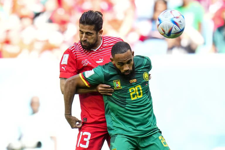 El camerunés  Bryan Mbeumo pelea la pelota con el suizo Ricardo Rodriguez durante el encuentro entre Suiza y Camerún en el estadio Al Janoub