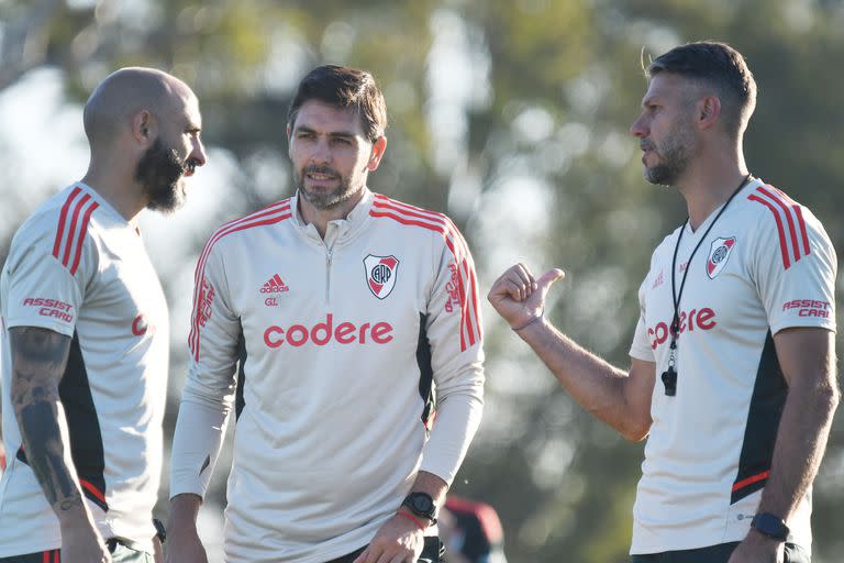 Martín Demichelis conversa en un entrenamiento con sus asistentes Javier Pinola y Germán Lux