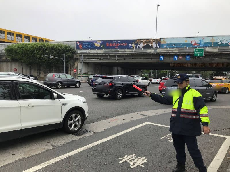 ▲高市警局於春節連續假期前針對市區12個重要年貨市集、風景區週邊道路及銜接重要道路及國道1號、3號、10號、台88快速道路等重要交流道沿線規劃警力加強疏導交通。 (圖／高市交通大隊提供） 