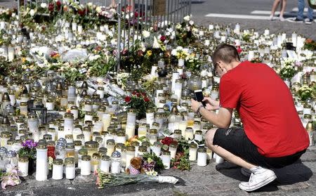 Mourners bring memorial cards, candles and flowers to the Turku Market Square, in Turku, Finland August 20, 2017. Lehtikuva/Vesa Moilanen/via REUTERS