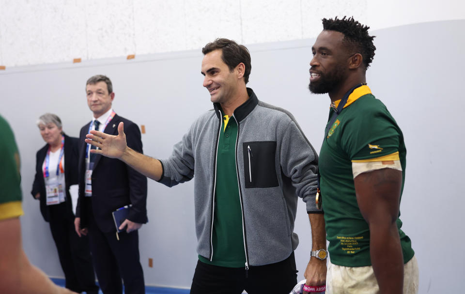 Roger Federer visitó el vestidor de la Selección de Sudáfrica tras la Final de la Copa del Mundo de Rugby en Francia. (Photo by Julian Finney - World Rugby/World Rugby via Getty Images)