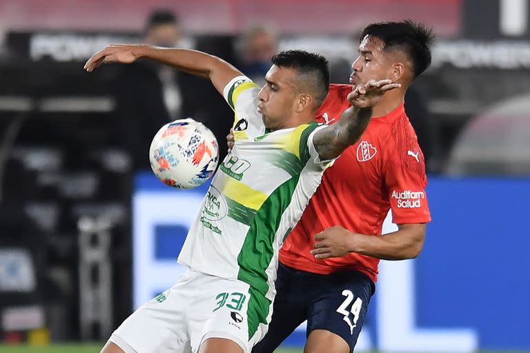 Sergio Barreto, defensor central de Independiente, en un partido ante Defensa y Justicia