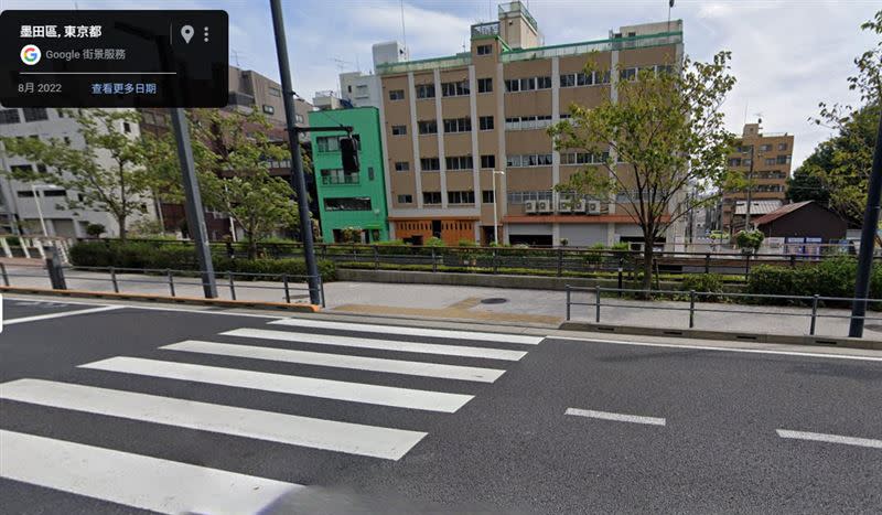 日本多處人行道都會在沒有斑馬線的邊界架設圍欄。（圖／翻攝自Google maps）