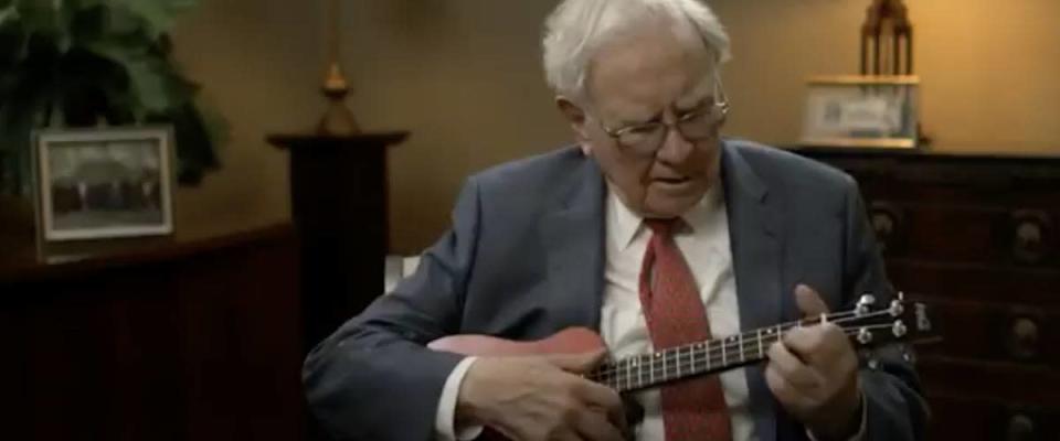 Warren Buffett spiller ukelele