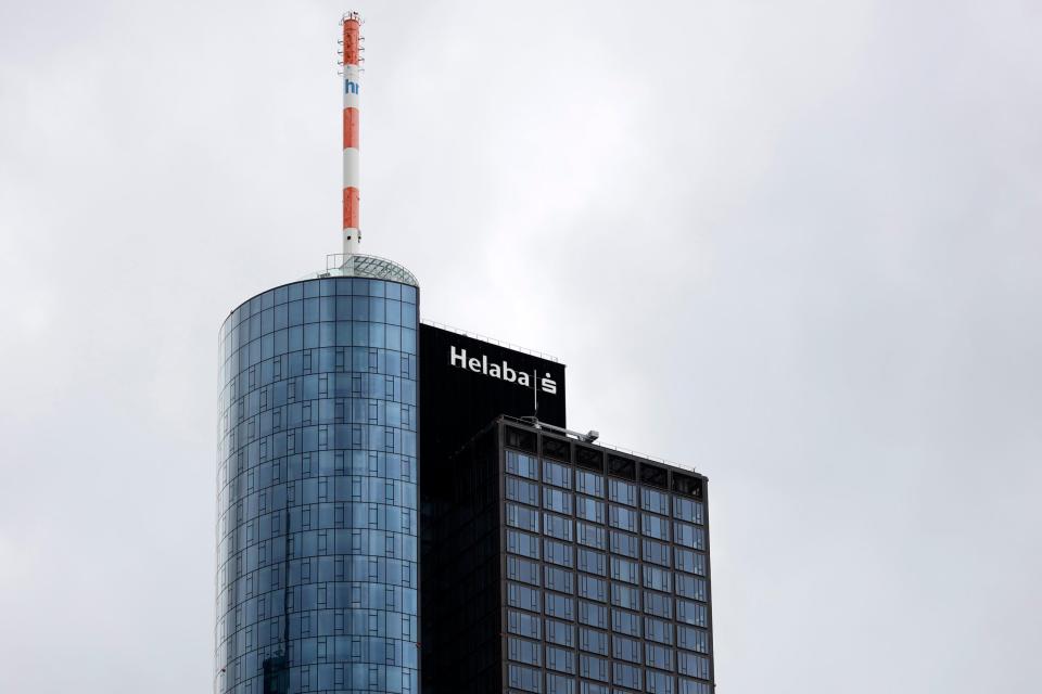 Der Main-Tower in der Innenstadt mit dem Logo seines Hauptmieters Landesbank Hessen-Thüringen, kurz Helaba.  - Copyright: picture alliance / Geisler-Fotopress | Christoph Hardt/Geisler-Fotopres