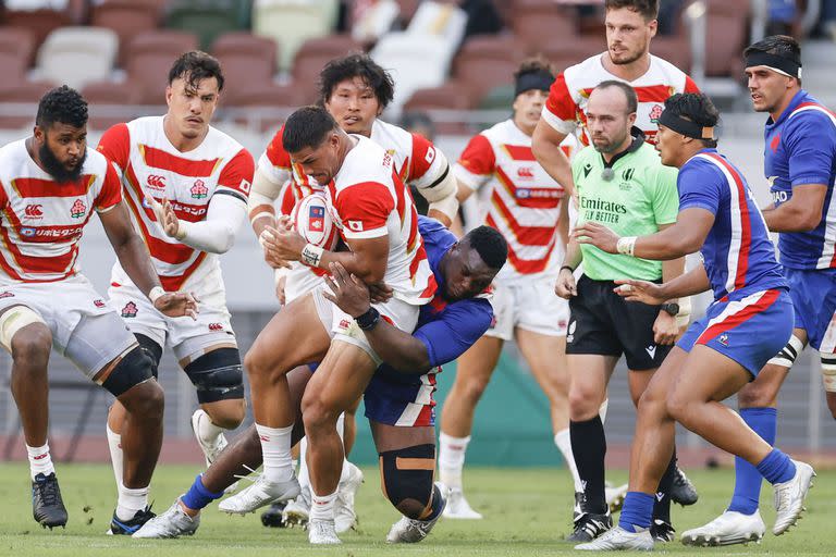 El francés Yoan Tanga Mangene tacklea al jugador de la selección de Japón Siosaia Fifita