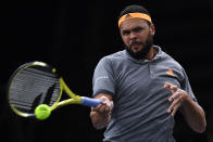 Jo Wilfried Tsonga fait tomber Jan Lenard Struff (6-2, 4-6, 7-6) en 8es de finale du Masters 1000 de Paris. Après avoir écarté Andrey Rublev puis Matteo Berrettini, Jo signe à Bercy sa meilleure performance de l’année. Le Manceau s’inclinera contre Nadal en quart de finale mais sortira avec les honneurs. (Crédit : Christophe ARCHAMBAULT / AFP)