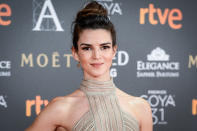 Clara Lago no es muy fan de los recogidos, pero para asistir a la gala de los Goya 2017 sí optó por este peinado en detrimento del pelo suelto. (Foto: Carlos Alvarez / Getty Images)