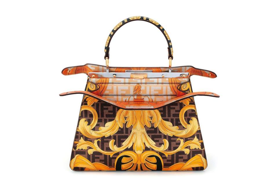 FENDI FENDACE膠囊系列Peekaboo ISeeU Medium。NT$220,000