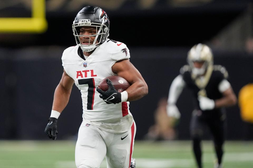 Atlanta Falcons running back Bijan Robinson (7) runs in for a touchdown in the first half of an NFL football game against the New Orleans Saints in New Orleans, Sunday, Jan. 7, 2024.