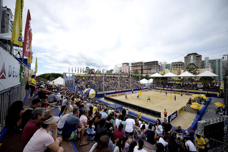 Die wichtigste Turnierserie im Kalender der Beachvolleyballer ist die FIVB World Tour, bei der von Anfang Januar bis Mitte November Turniere auf der ganzen Welt stattfinden. So stehen unter anderem gleich zwei Turniere in Brasilien (Bild) auf dem Programm