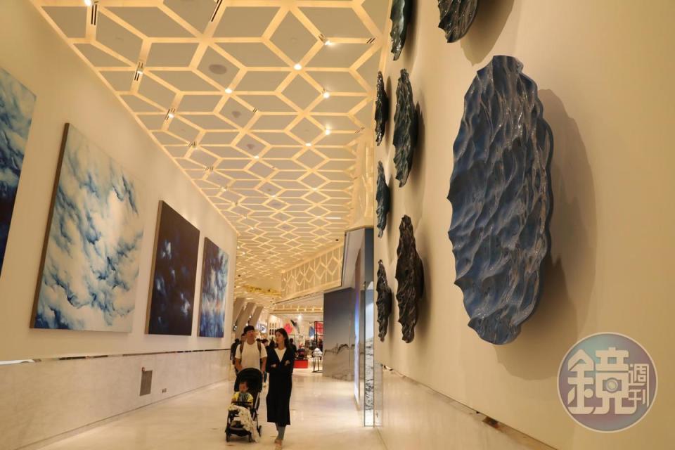 購物走廊兩側都有看頭，右邊是法國藝術家Mathieu Lehanneur以全球9個海洋顏色繪製的陶盤，左邊是中國藝術家趙趙的作品《Sky》。