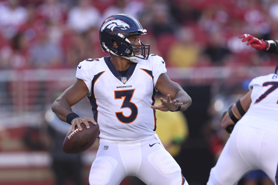 Russell Wilson, quarterback de los Broncos de Denver, lanza un pase en un partido de pretemporada ante los 49ers de San Francisco, el sábado 19 de agosto de 2023 (AP Foto/Jed Jacobsohn)