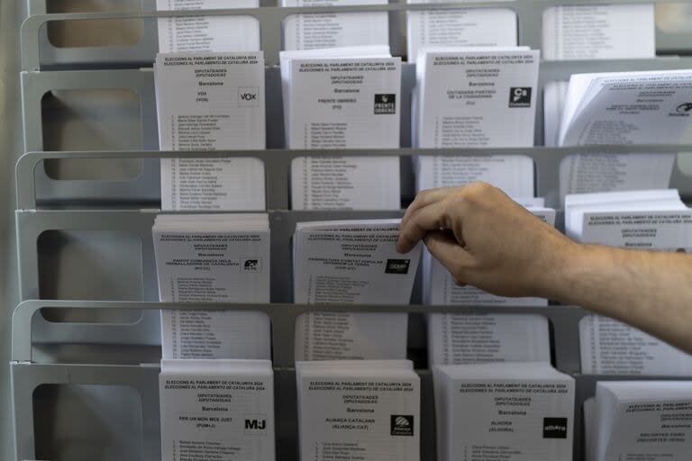 Una persona ejerce su derecho a voto en la Universitat de Barcelona, a 12 de mayo de 2024, en Barcelona, Catalunya (España).