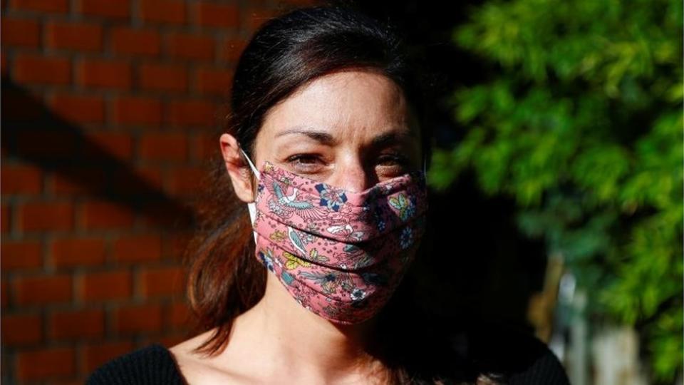 Una mujer con una mascarilla de tela