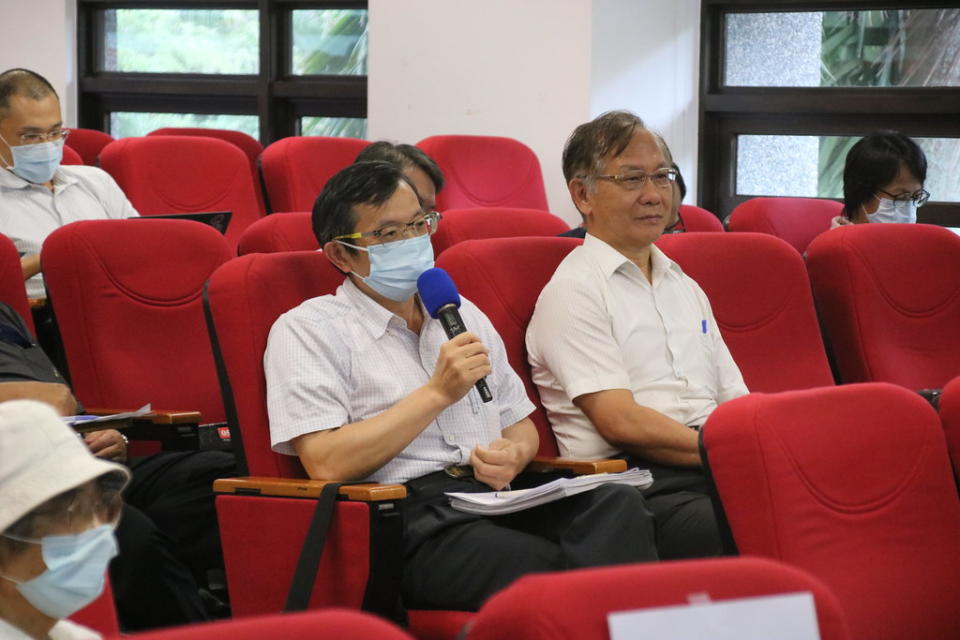 經濟部國營事業委員會第二組組長吳國卿（左）、台灣電力公司核能後端處處長張學植（右）。攝影：劉庭莉