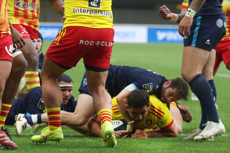 Coco Ruiz apoya para Perpignan contra otro equipo del sur francés, Montpellier; el primera línea es el segundo anotador argentino en la liga de Francia, con cinco conquistas, tres menos que las de Bautista Delguy.