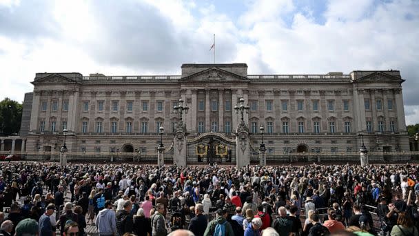 PHOTO: Crowds gather outside Buckingham Palace on Sept. 9, 2022 in London. (Gareth Copley/Getty Images)