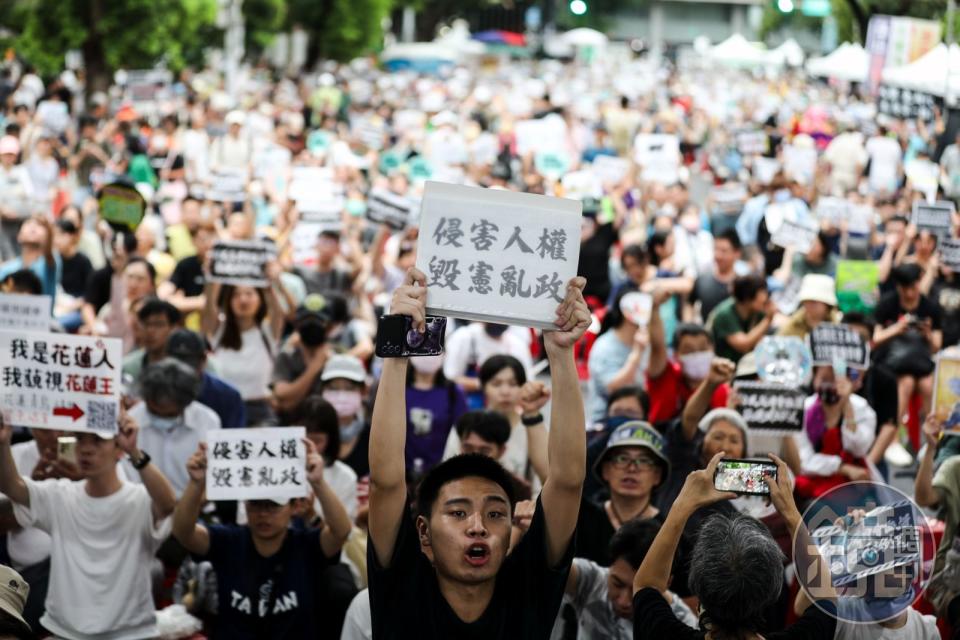 下午暴雨後，立院外的青鳥們陸續湧現，高舉字卡表達反對在野多數通過的國會改革法案。