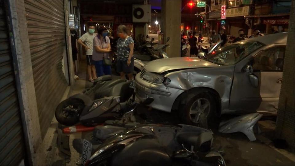 疑過彎車速過快　小客車失控衝撞騎樓