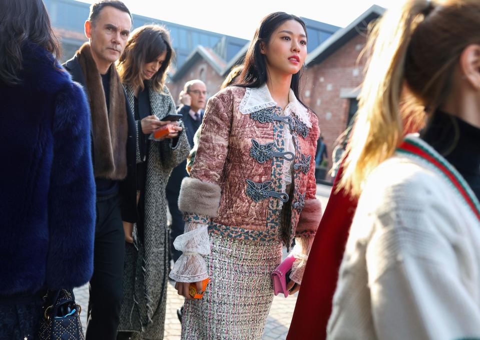 Phil Oh captures the best street style beauty looks of Milan Fashion Week Fall 2018, from twin pink bobs to kitschy plastic hair accessories.