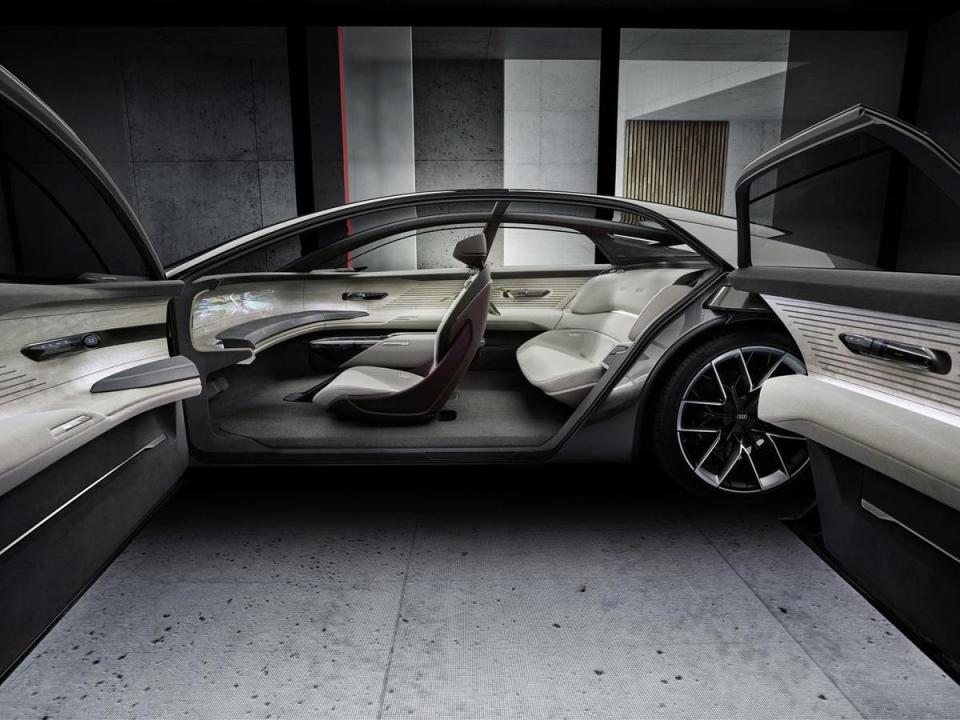 車內取消B柱結構，採用對開式車門設計搭配大量開放式透明玻璃陳列，讓車室搖身變成移動式豪華Lounge。