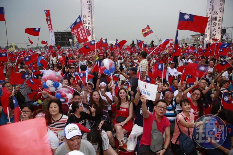 熱情支持者湧入韓國瑜晚會，高舉國旗嗨到不行。
