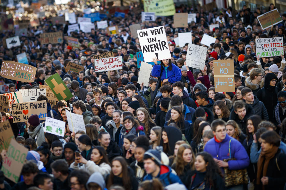 Estudiantes se manifiestan en la movilización "Juventud por el Clima" en Lausana, Suiza, viernes 18 de enero de 2019. (Valentin Flauraud/Keystone via AP)