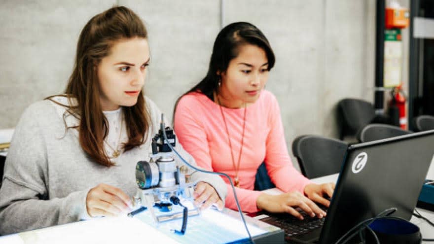 Se multiplican los esfuerzos para acercar a las jóvenes a carreras STEM