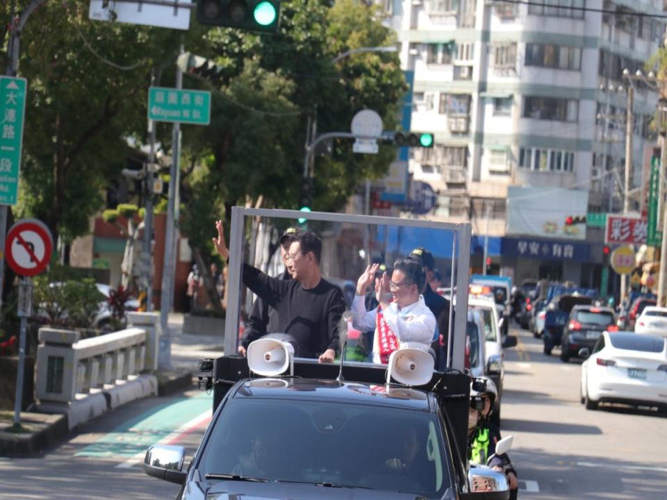 趙少康盧秀燕陪同中五選區立委候選人黃健豪車隊掃街拜票。（圖：黃健豪競總提供）