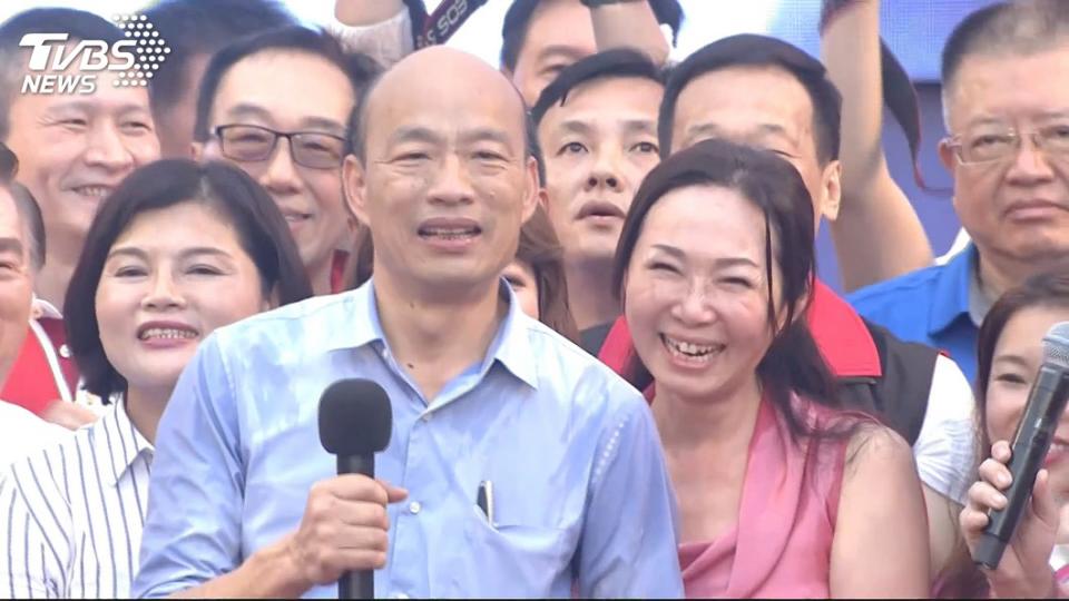 高雄市長韓國瑜(圖中)及妻子李佳芬(圖右)。圖／TVBS