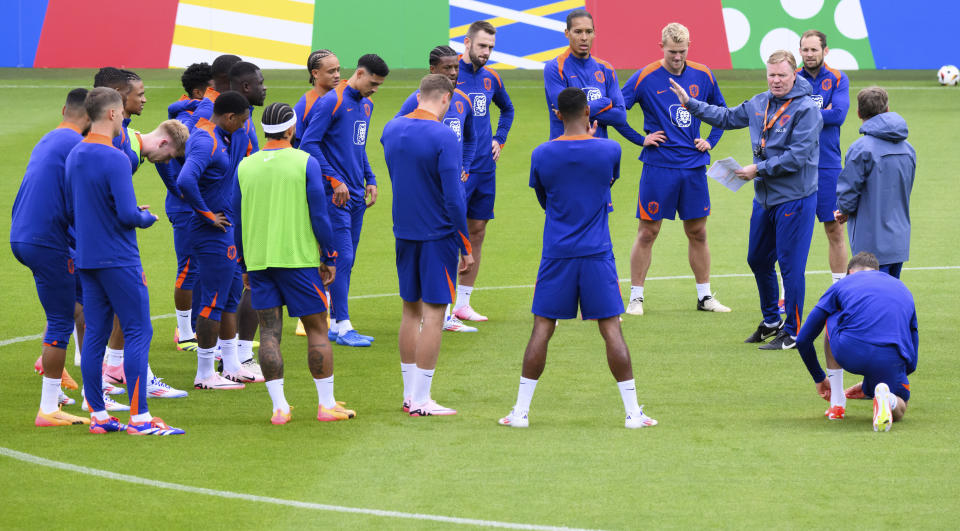 El seleccionador de Países Bajos, Ronald Koeman, 3º a la derecha, y su equipo asisten a una sesión de entrenamiento en el AOK Stadium de Wolfsburgo, Alemania, el miércoles 12 de junio de 2024, antes de la Eurocopa 2024. (Julian Stratenschulte/dpa vía AP)