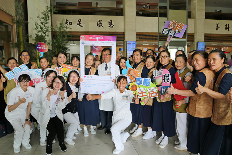 花蓮慈濟醫院醫秘李毅(前排左六)與志工、護理師、社工師熱情響應世界安寧日活動。
