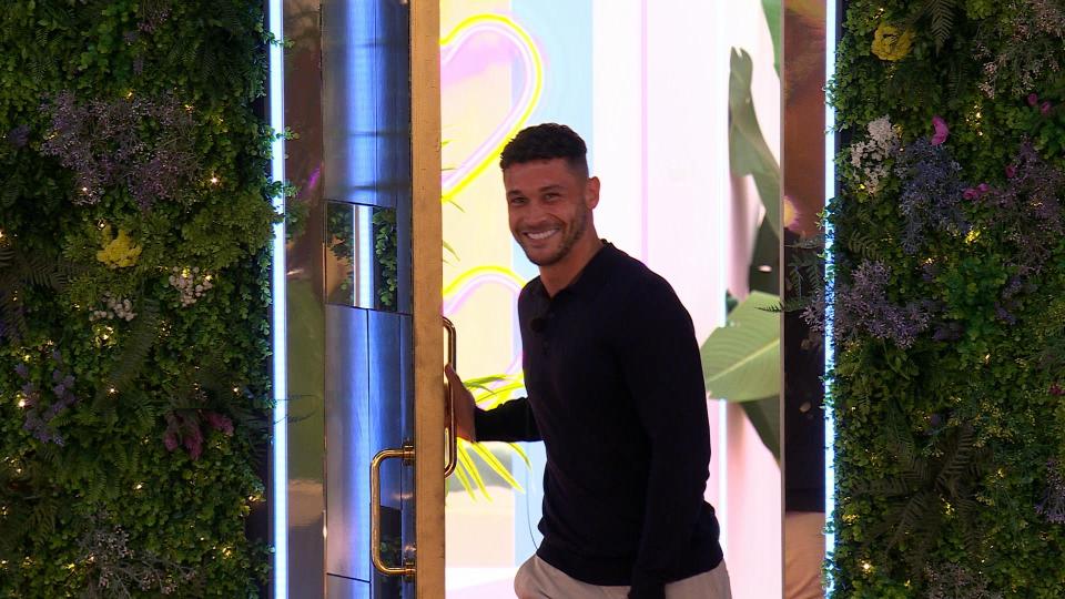 Callum from the 2020 series has entered the villa as a Love Island bombshell. (ITV)