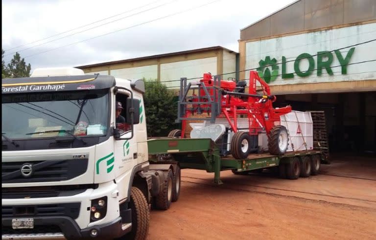 La fábrica Lory despachando una cosechadora para una firma de Andresito, uno de los epicentros yerbateros