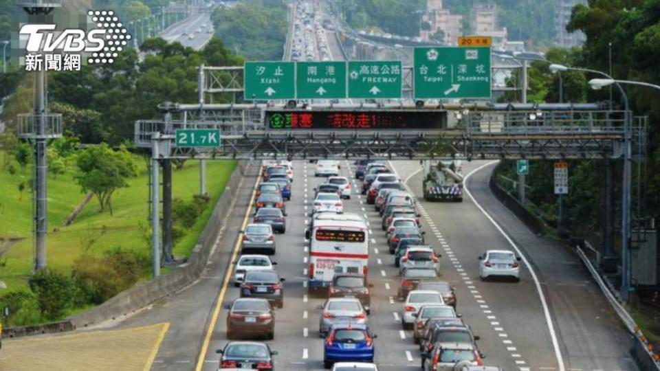 高公局預估今日交通量會達到140百萬車公里。（圖／TVBS資料畫面）