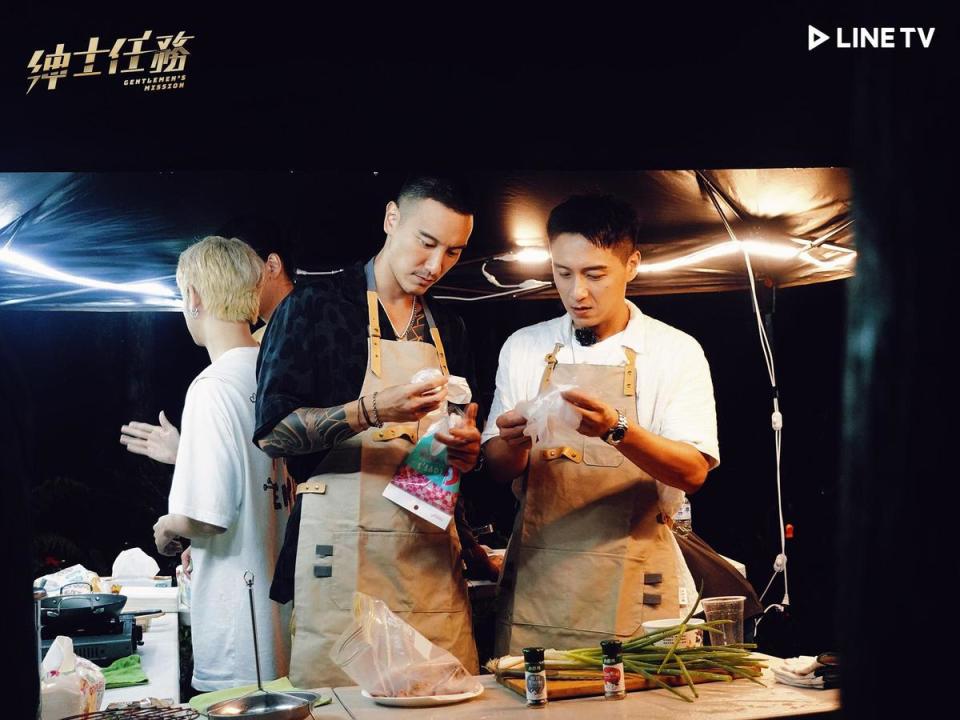 主持人王陽明（左）、鄭人碩（右）大展廚藝。（LINE TV提供）