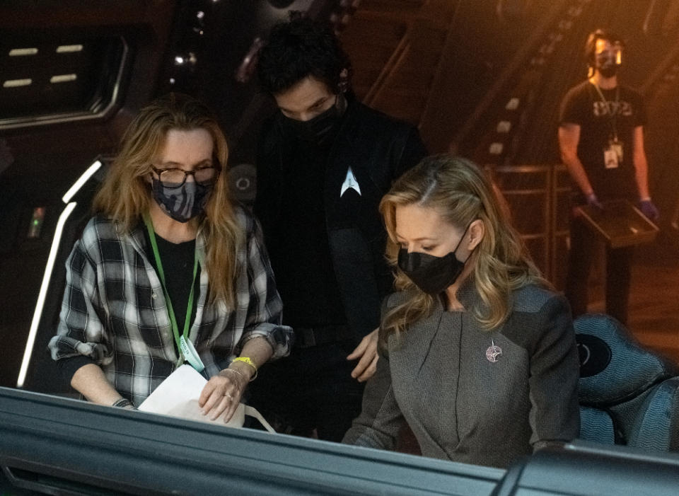 ‘Star Trek: Picard’ director Lea Thompson working on a scene with Seven of Nine actress Jeri Ryan and Chris Rios actor Santiago Cabrera. - Credit: Courtesy of Paramount+