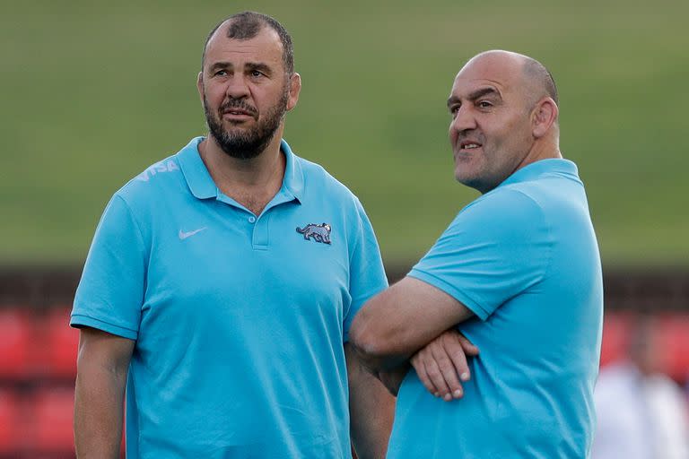 El entrenador de Los Pumas, Mario Ledesma, junto a su asistente, Michael Cheika, antes del partido frente a los All Blacks en Newcastle, Australia.