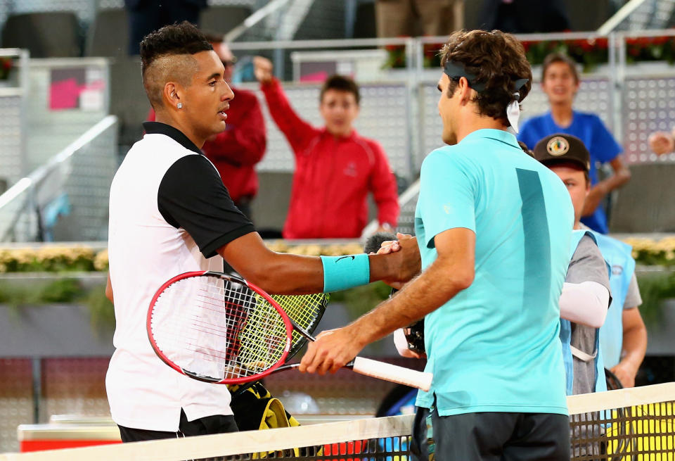 Kyrgios y Federer se saludan tras enfrentarse en el Masters 1000 de Madrid de 2015, la única vez que el australiano venció al suizo. (Foto: Clive Brunskill / Getty Images).