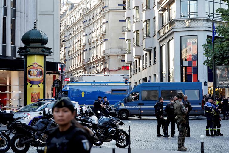 Un hombre apuñaló a un policía en París
