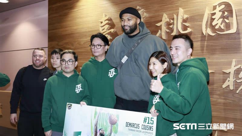 「表弟」卡森斯（DeMarcus Cousins）抵台，台灣球迷熱情接機。（圖／記者劉彥池攝影）