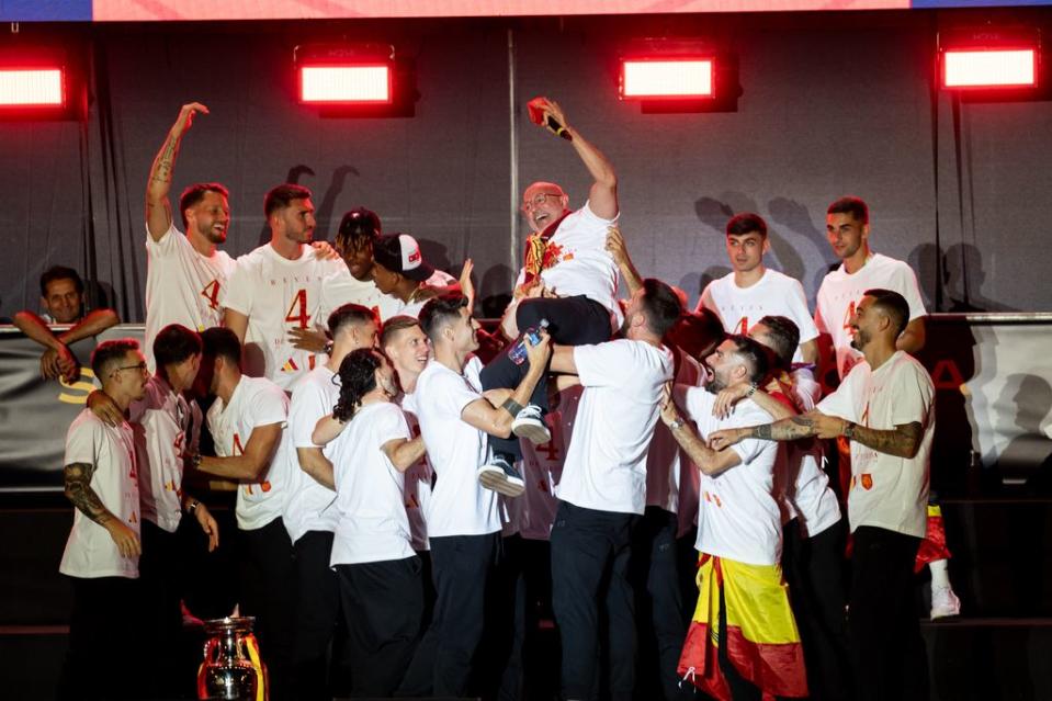 Los jugadores de La Roja levantan al seleccionador Luis de la Fuente