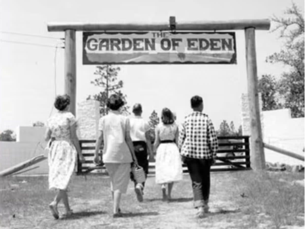 Visitors arrive at minister Elvy Callaway’s ‘Garden of Eden’ attraction. He believed the Garden of Eden was located near Tallahassee, Florida (Florida State Archives)
