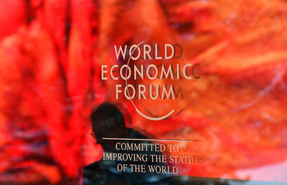 Cette photo prise le 15 janvier 2023 montre le logo du Forum économique mondial WEF à Davos, en Suisse.  La réunion annuelle 2023 du Forum économique mondial du WEF devrait débuter à Davos le 16 janvier. La réunion a pour thème 