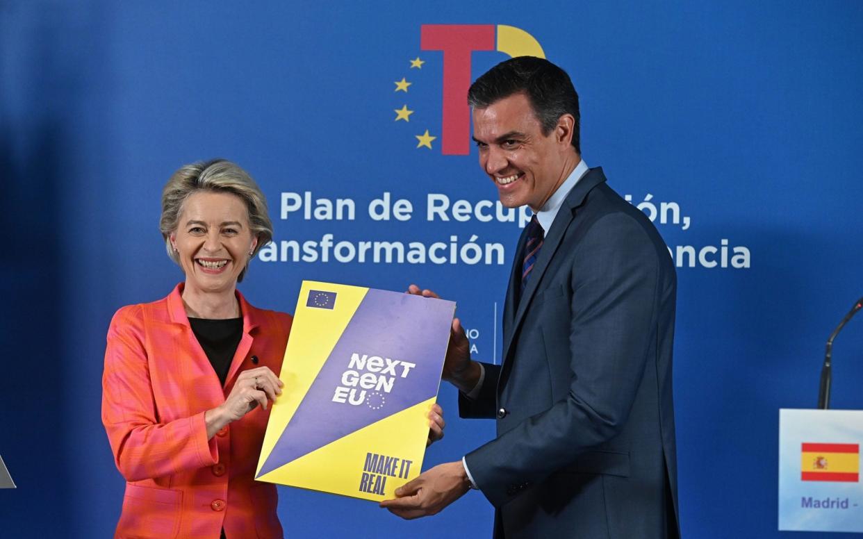 Ursula von der Leyen and Pedro Sanchez at a joint announcement of Brussels' approval of the Spanish spending plan. - Shutterstock