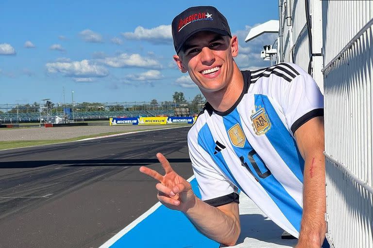 Sean Dylan Kelly posa con la camiseta de la selección en el autódromo de Termas de Río Hondo