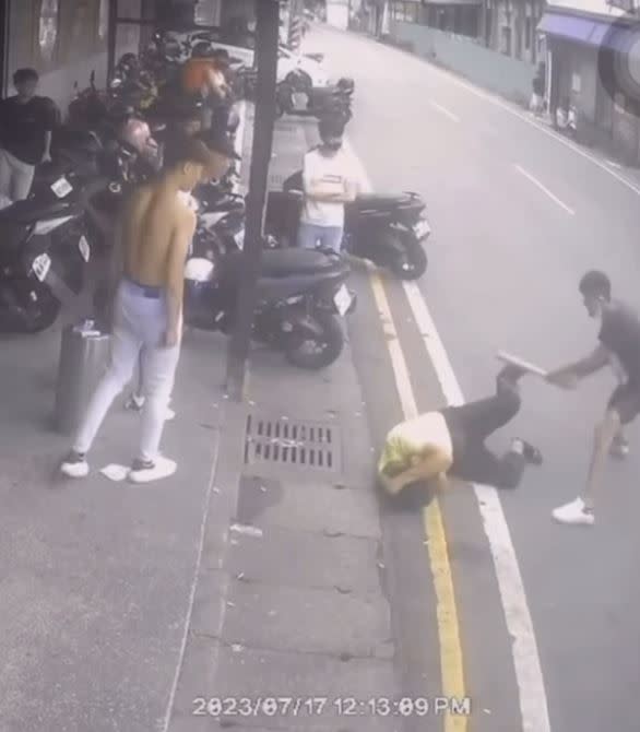 黃男被安全帽、球棒猛擊，倒在地上爬不起來。（圖／翻攝自臉書《爆料公社》）