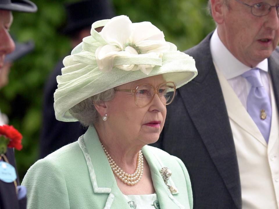 Queen Elizabeth wears light green at Ascot Races