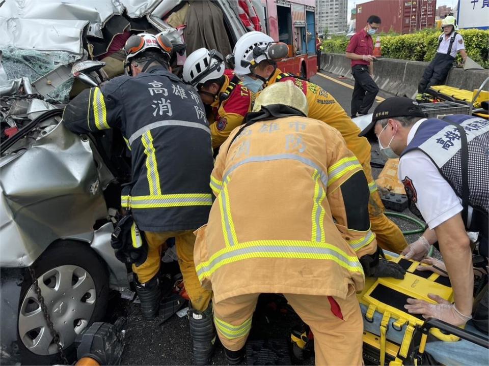 快新聞／國1北向瑞隆段連環車禍「轎車遭夾扁」 2人送醫宣告不治